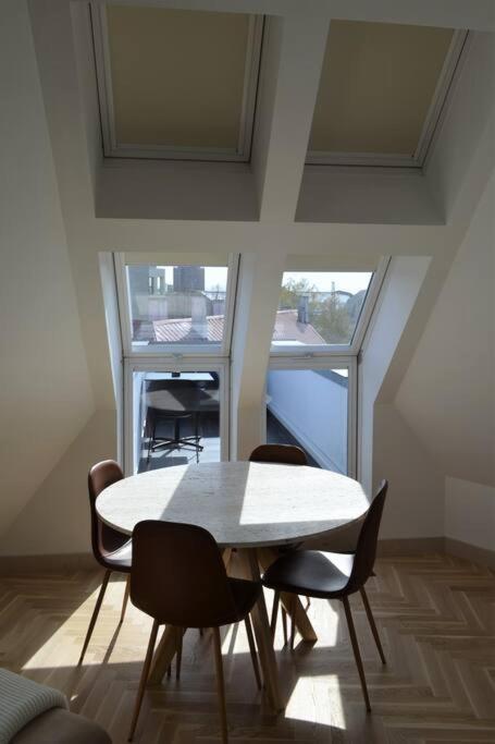 Luxury Apartment With A Balcony And View In Riga Old Town Екстер'єр фото
